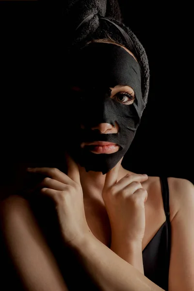 Mooie Vrouw Die Een Zwart Gezichtsmasker Aanbrengt Schoonheidsbehandelingen Close Portret — Stockfoto