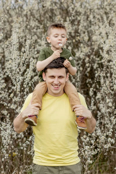 快乐男人一边抱着儿子一边玩乐的画面 — 图库照片