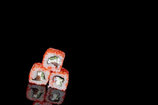 Filadelfia Rollo Con Salmón Queso Pepino Sobre Fondo Negro Con —  Fotos de Stock