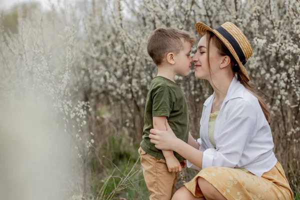 Feliz Madre Hijo Divirtiéndose Juntos Madre Gentilmente Abraza Hijo Fondo —  Fotos de Stock