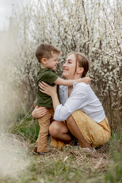 Feliz Madre Hijo Divirtiéndose Juntos Madre Gentilmente Abraza Hijo Fondo —  Fotos de Stock