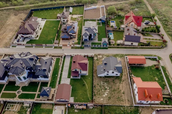 Luftaufnahme Eines Hauses Mit Gepflastertem Hof Mit Grünem Rasen Mit — Stockfoto