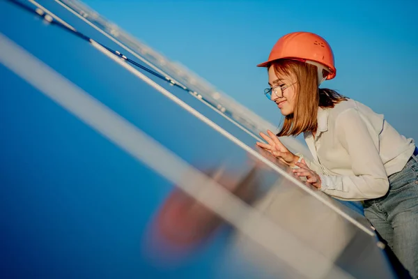 Hermoso Joven Ingeniero Pie Cerca Paneles Solares Aire Libre Green — Foto de Stock