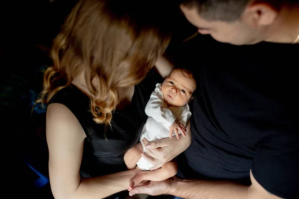 Jeune Père Mère Tenant Leur Nouveau Maman Papa Bébé Joyeux — Photo