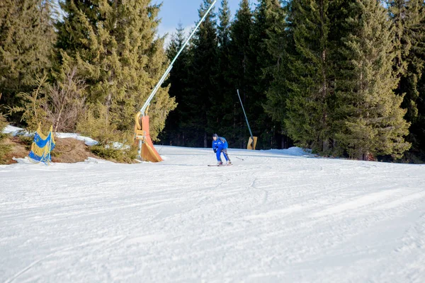 Skidåkare Och Stolslyftar Skidområdet Ukraina — Stockfoto