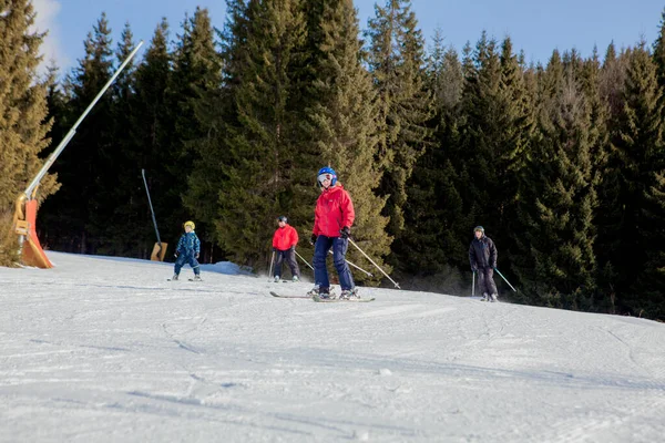 ウクライナのスキー場のスキー人と椅子リフト — ストック写真