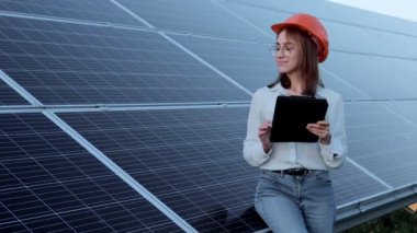 Güneş Panelleri Elektrik Çiftliği, Photovoltaic Hücre Parkı, Yeşil Enerji Konsepti 'nde çalışan Müfettiş Mühendis Kadın Tutucu Dijital Tablet.