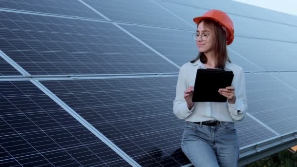 Inspetor Engenheiro Mulher Segurando Tablet Digital Trabalhando Fazenda Energia Painéis — Vídeo de Stock