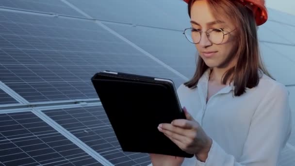 Inspector Engineer Woman Holding Digital Tablet Working Solar Panels Power — Stock videók