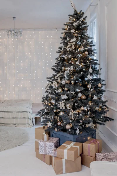 Karácsonyfa Színes Golyókkal Ajándékdobozokkal Szobában — Stock Fotó