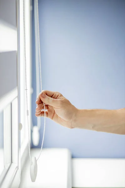 Pencerelerde kaset silindir panjurlarını test eden adam