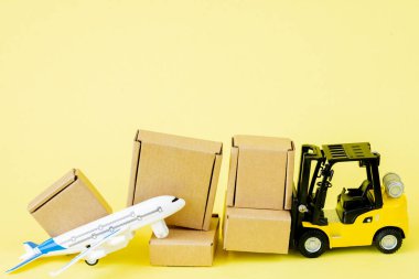 Mini forklift kamyonu karton kutuları uçağa yüklüyor. Mal ve ürünlerin hızlı teslimatı. Lojistik, ulaşılması zor yerlerle bağlantı. Banner, boşluğu kopyala.