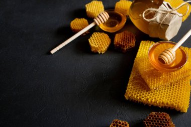 Ahşap bal kaşığından batırılan sağlıklı, kalın ballı, organik doğal malzemelerden üretilen arı ürünleri..