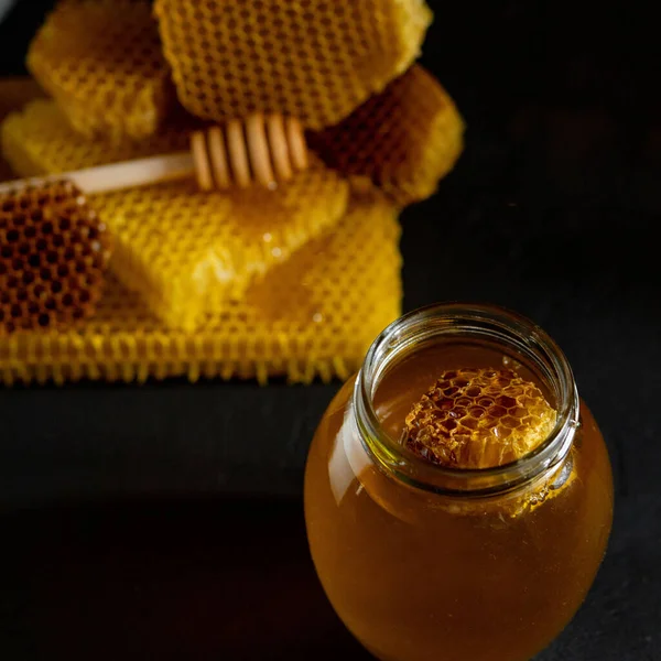 Honing Met Honingraat Zwarte Tafel Bovenaanzicht Ruimte Voor Tekst — Stockfoto