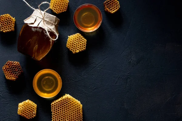 Méz Egy Üvegben Egy Méhsejt Fekete Fából Készült Háttérrel Szabad — Stock Fotó