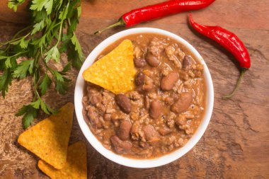 Ahşap bir masa üzerinde Meksika soğuk fasulye