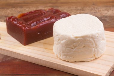 Brezilya Goibada. Guava şekerli tatlı bir tahta üzerinde