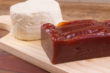 Brezilya Goibada. Guava şekerli tatlı bir tahta üzerinde