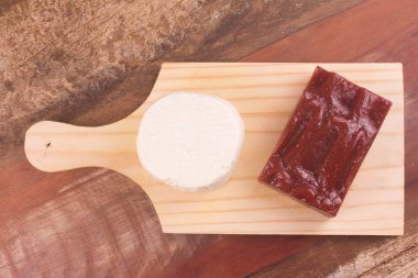 Brezilya Goibada. Guava şekerli tatlı bir tahta üzerinde