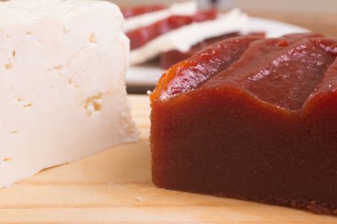 Brezilya Goibada. Guava şekerli tatlı bir tahta üzerinde