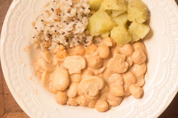 Stroganoff Grão Bico Com Batatas Doces Arroz Sobre Uma Mesa — Fotografia de Stock