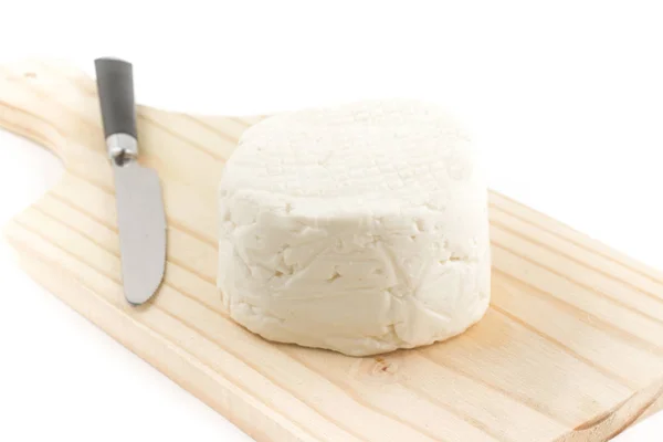 白い背景に分離されたブラジルのミナス チーズ — ストック写真