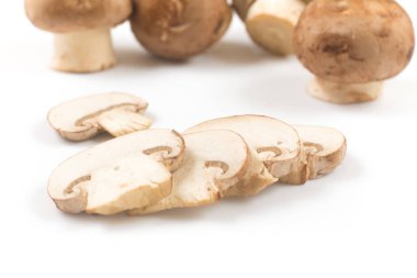 Taze champignon mantar izole bir kase dilimleri