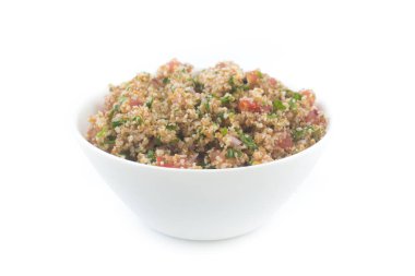 Beyaz arka plan üzerinde izole bir kasede Tabbouleh salata