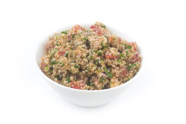 Beyaz arka plan üzerinde izole bir kasede Tabbouleh salata