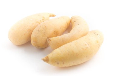 Beyaz arka plan üzerinde izole Mandioquinha baroa patates yığını