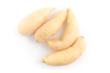 Beyaz arka plan üzerinde izole Mandioquinha baroa patates yığını