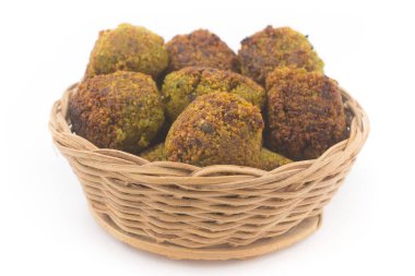 Falafel topları beyaz arka plan üzerinde izole bir sepet içinde