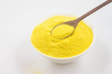 Bir kase beyaz zemin üzerine sarı manyok un