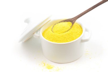 Bir kase beyaz zemin üzerine sarı manyok un