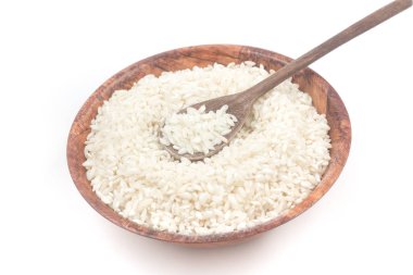 Arborio pirinç bir kase beyaz arka plan üzerinde