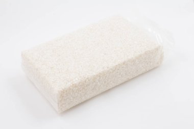 Arborio pirinç paketi beyaz bir arka plan üzerinde