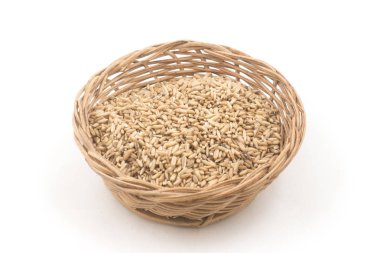 Beyaz arka plan üzerinde izole bir kapta çiğ kepekli yulaf