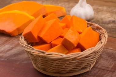 Doğranmış kabak IA bir kase içinde ahşap bir masa