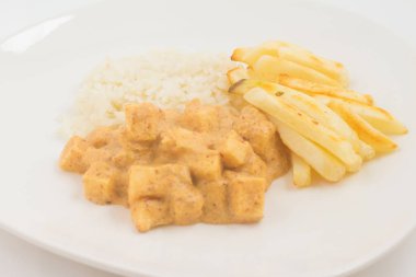 Vegan straganof Palm kalp, pirinç ve beyaz zemin üzerine patates kızartması ile