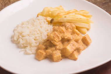 Vegan straganof Palm kalp, pirinç ve patates ahşap bir masa üzerinde