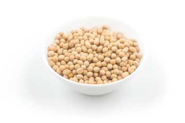 Beyaz arka plan üzerinde izole bir kase soya fasulyesi