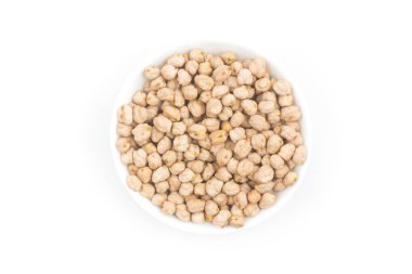 Beyaz arka plan üzerinde izole bir kapta çiğ nohut