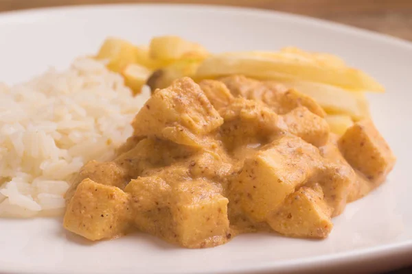 Stroganoff Vegan Com Palm Heart Arroz Batatas Fritas Sobre Uma — Fotografia de Stock