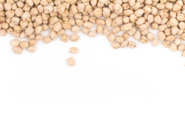 Beyaz arka plan üzerinde izole çiğ nohut fasulye