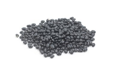 Beyaz arkaplanda siyah fasulye yığını