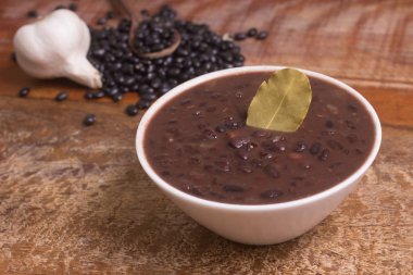 Beyaz arka plan üzerinde izole bir kase pişmiş siyah fasulye