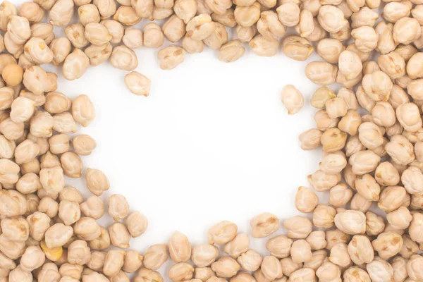 白い背景に分離された生のヒヨコ豆 — ストック写真
