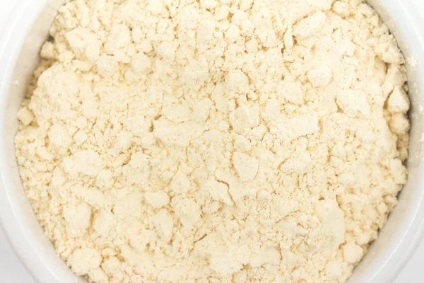 在白色背景查出的碗中的鹰嘴豆面粉 — 图库照片