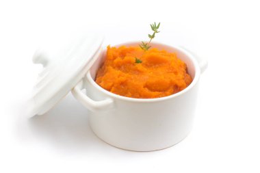 Beyaz arka plan üzerinde izole bir tavada püresi kabak