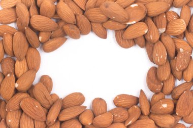 Beyaz arka plan üzerinde izole kare çiğ badem soyulmuş